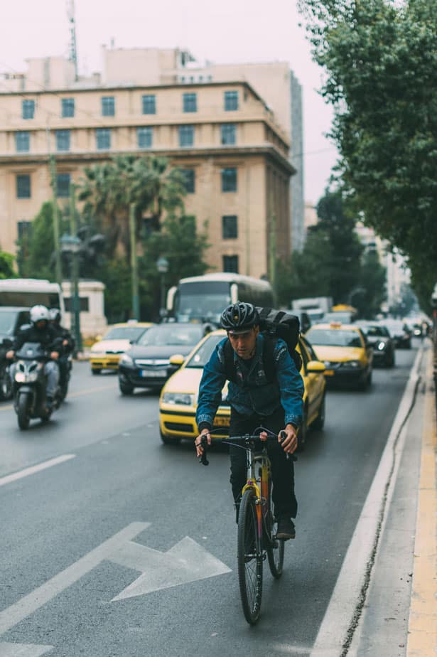 circulation en ville avec voitures, vélo et moto