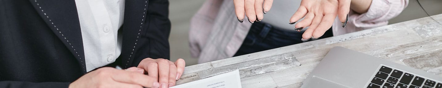 2 personne devant des documents conseils juridiques